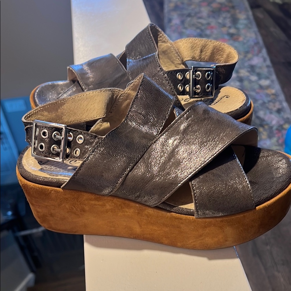 Stylish Free People Women's Platform Sandals - Metallic and Tan